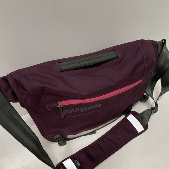 Patagonia Half Mass Messenger Bag Maroon Crossbody Organizer Commuter Travel - Picture 2 of 9